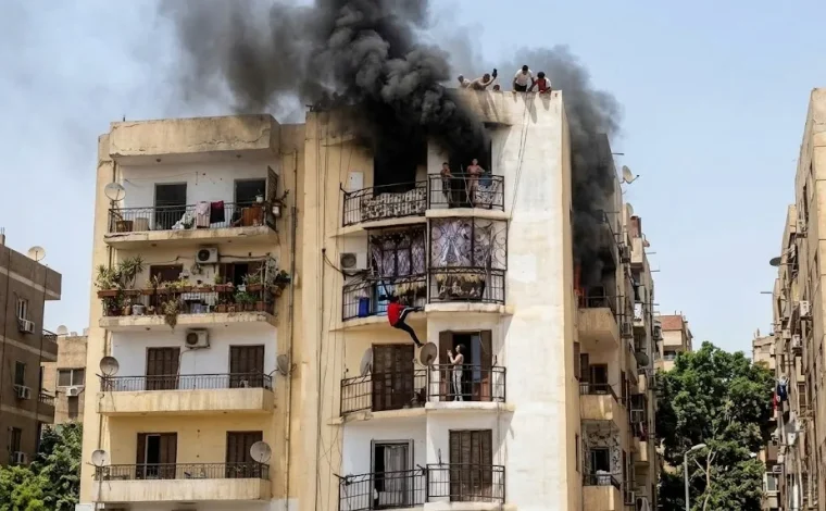 شاهد بالفيديو .. شاب جزائري يخاطر بحياته ويتسلق عمارة لإنقاذ طفلين من حريق مرعب!